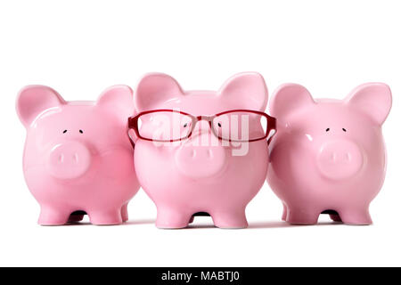 Reihe von drei Pink piggy Banken, eine Brille trägt, auf einem weißen Hintergrund. Scharfen Fokus auf mittleren piggy. Stockfoto