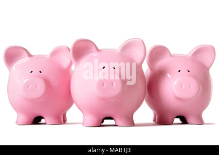 Reihe von drei pink Piggy banks auf einem weißen Hintergrund. Scharfen Fokus auf mittleren piggy. Stockfoto