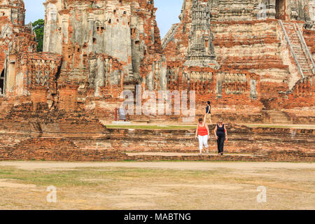 AYUTTHAYA, THAILAND - August 7, 2015: Die Touristen, die Ruine Stein Tempel von Wat Chaiwattanaram in Ayutthaya Historical Park, Thailand auf Augus Stockfoto