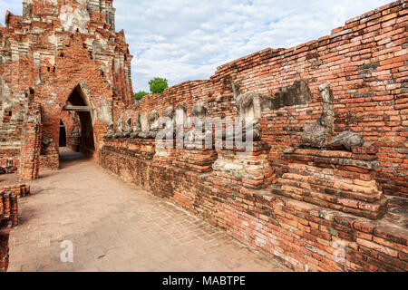 Die gebrochene Buddha Statuen auf der alten Mauer in Wat Watthanaram buddhistischen Tempel in der Stadt Ayutthaya Historical Park in Ayutthaya, Thailand Stockfoto