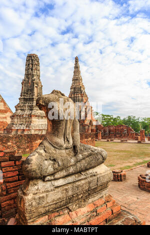 Die gebrochene Buddha Statuen auf der alten Mauer in Wat Watthanaram buddhistischen Tempel in der Stadt Ayutthaya Historical Park in Ayutthaya, Thailand Stockfoto