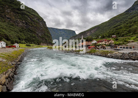 Flam Kirche aus 1670, und Flamsdalen Valley River, Flam, Sognefjorden, westlichen Fjorde, Norwegen Stockfoto