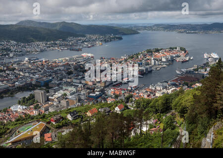 Aerielblick auf das Ufer und den Hafen von Bergen, Norwegen, vom Mount Floyen. Stockfoto