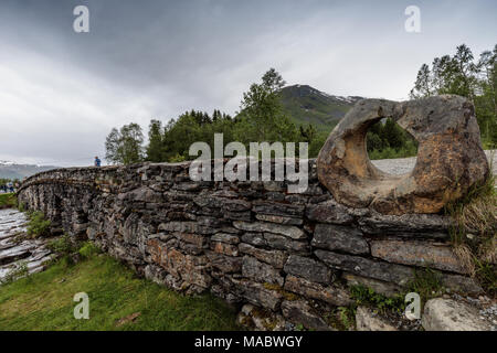 Die Hornindal Bridge ist eine alte Steinbogenbrücke in der Nähe von Hellesylt, Norwegen. Stockfoto