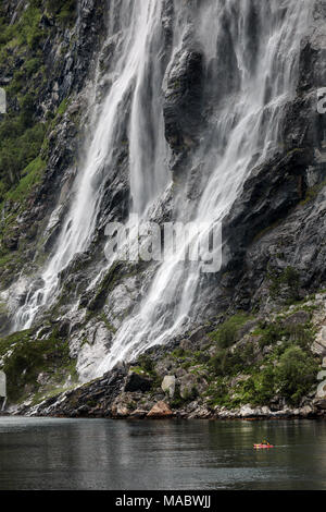 Sieben Schwestern Wasserfall fließt in den Geirangerfjord Stranda Gemeinde Østfold Norwegen Stockfoto