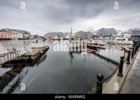 Hafen von Honningsvåg, der nördlichsten Stadt Norwegens. Es liegt in der Gemeinde Nordkapp in der Finnmark County. Stockfoto