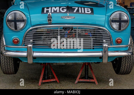 Jason Stanley's 1964 Austin Mini Cooper S, Sears Trophy Teilnehmer, auf Unterstellböcke während des Rennens Vorbereitung in Goodwood 76th Mitgliederversammlung, Sussex, UK. Stockfoto