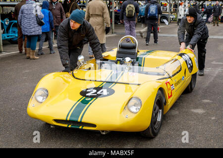 1963 Lotus-Ford 23 B von Michael Gans ist durch das Fahrerlager vor dem Gurney Cup Rennen in Goodwood 76th Mitgliederversammlung, Sussex, UK geschoben. Stockfoto