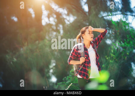 Junge asiatische Frau wischte Schwitzen beim Wandern. Stockfoto