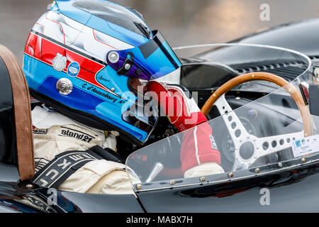 1955 Jaguar D-Type mit Fahrer Christophe d'Ansembourg im Fahrerlager vor dem Salvadori Cup qualifizieren, Goodwood 76th Mitgliederversammlung, Sussex, UK. Stockfoto