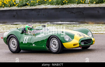 1959 Lister-Jaguar "KNORRIGEN" mit Fahrer Jon Minshaw während der salvadori Cup Rennen am Goodwood 76th Mitgliederversammlung, Sussex, UK. Stockfoto