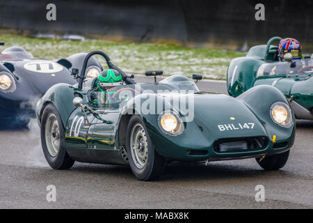 1958 Lister-Jaguar "KNORRIGEN" mit Fahrer Stefan Ziegler während der salvadori Cup Rennen am Goodwood 76th Mitgliederversammlung, Sussex, UK. Stockfoto