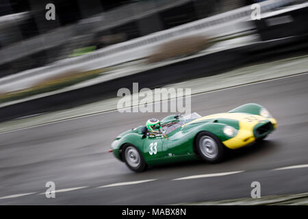 1959 Lister-Jaguar "KNORRIGEN" mit Fahrer Jon Minshaw während der salvadori Cup Rennen am Goodwood 76th Mitgliederversammlung, Sussex, UK. Stockfoto