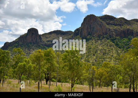 Jungfrau Rock bei springsure in Queensland, Australien, einer Felsformation mit einem Bildnis der Jungfrau Maria mit dem Kind in die Felswand Stockfoto