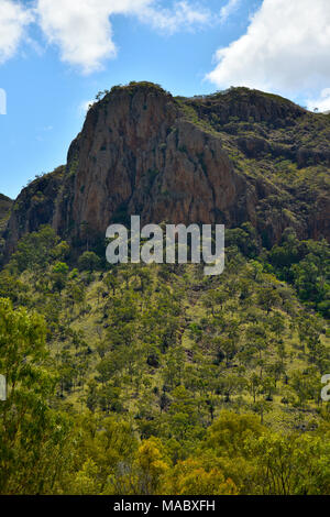 Jungfrau Rock bei springsure in Queensland, Australien, einer Felsformation mit einem Bildnis der Jungfrau Maria mit dem Kind in die Felswand Stockfoto