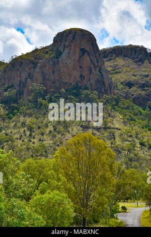 Jungfrau Rock bei springsure in Queensland, Australien, einer Felsformation mit einem Bildnis der Jungfrau Maria mit dem Kind in die Felswand Stockfoto