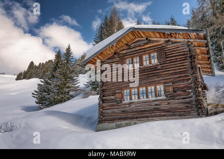 Traditionelle Chalet im Kanton Graubünden Stockfoto