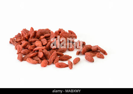 Stapel der Goji Beeren auf weißem Hintergrund Stockfoto