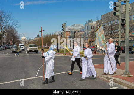 Washington, DC - Mitglieder der Kirche Christi feierten Palmsonntag mit einer Prozession in der Capitol Hill Nachbarschaft vor dem Gottesdienst in der Kirche. Ch Stockfoto