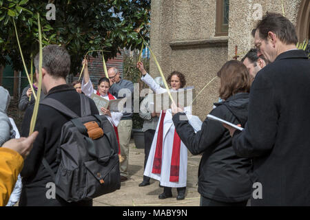 Washington, DC - Mitglieder der Kirche Christi feierten Palmsonntag mit einer Prozession in der Capitol Hill Nachbarschaft vor dem Gottesdienst in der Kirche. Ch Stockfoto