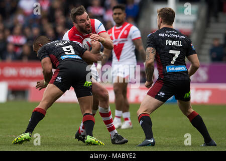St. Helens Lukas Douglas ist von Wigan Warriors Thomas Leuluai am 30. März 2018, total Gottlosen Stadion, Merseyside, England; Betfred Super angegangen Stockfoto