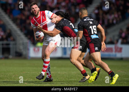 St. Helens Lukas Douglas ist durch Taulima Tautai 30 von Wigan Warriors März 2018, total Gottlosen Stadion, Merseyside, England; Betfred Super angegangen Stockfoto