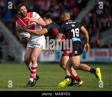 St. Helens Lukas Douglas ist durch Taulima Tautai 30 von Wigan Warriors März 2018, total Gottlosen Stadion, Merseyside, England; Betfred Super angegangen Stockfoto