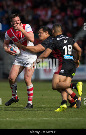 St. Helens Lukas Douglas ist durch Taulima Tautai 30 von Wigan Warriors März 2018, total Gottlosen Stadion, Merseyside, England; Betfred Super angegangen Stockfoto