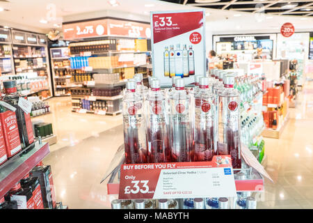 Duty Free, Alkohol, at, Duty Free, Shop, Outlet, Terminal, Gebäude, Flughafen Manchester, Manchester, England, Englisch, Großbritannien, Großbritannien, Großbritannien, England, GB, Europa, Stockfoto