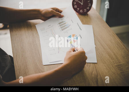 Geschäftsmann Holding und Analyse investment Plan arbeiten im Büro. Business arbeiten Konzept. Stockfoto