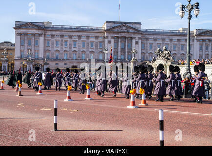 Es kam gerade die Queens Guard, Royal Guards in ihren Uniformen, den Wachwechsel am Buckingham Palace Parade, London UK queen Stockfoto