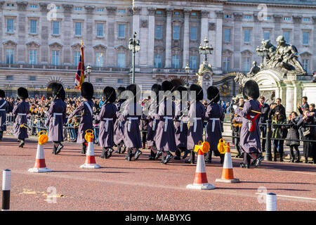 Es kam gerade die Queens Guard, Royal Guards, den Wachwechsel am Buckingham Palace Parade, London UK britische Konzept Kultur Großbritannien Stockfoto