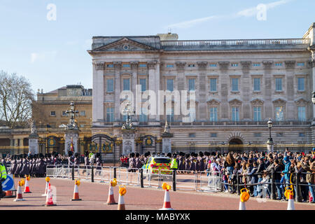 Es kam gerade die Queens Guard, Royal Guards in ihren Uniformen, den Wachwechsel Parade am Buckingham Palace, London, Großbritannien Stockfoto