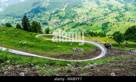 Die Pfingstegg Rodelbahn Grindelwald, Berner Oberland, Eiger, die Berge waren auch der Region Schweiz, Familienurlaub, Familienurlaub tabogganing, Spaß Konzept Stockfoto