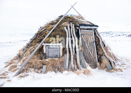 Eine goahti (traditionelle lappländische Hütte) in einem samischen Dorf in Schweden Stockfoto