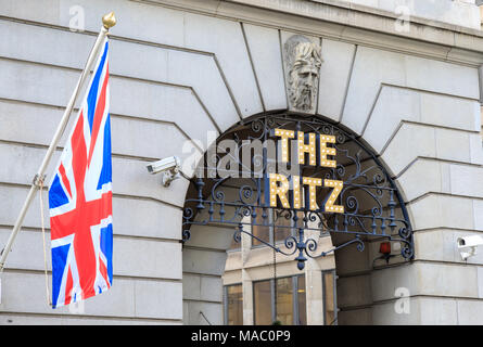 Das Hotel Ritz in London Piccadilly neben einer Union Kack Flagge, das Ritz ist eine Ikone London Marke oder einer Sehenswürdigkeit Stockfoto