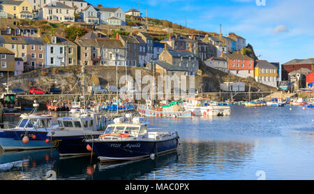 Mevgissey Hafen in Cornwall in der frühen Abendsonne. Angeln und Boote sind am Kai mit bunten Cornish cottages günstig Stockfoto