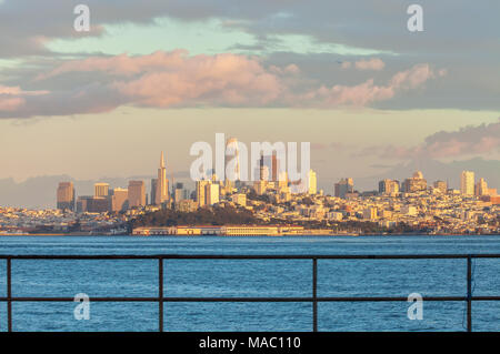 Blick auf die Stadt San Francisco am Pier in Fort Baker in Sausalito, Kalifornien, USA, in Abend. Stockfoto