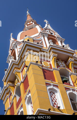Reich verzierte, restauriert und bunt, der Turm der Kathedrale Basilika der Heiligen Katharina von Alexandria liegt im historischen Zentrum von Cartagena entfernt. Stockfoto