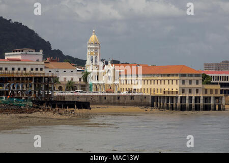 Schön restaurierte Fassade von San Francisco De Asis Kirche im historischen Casco Vieja (Altstadt) zeichnet sich unter anderem die Werke in Bearbeitung' Stockfoto