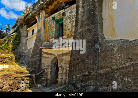 West Fassade und Eingang des orthodoxen Felsen gehauene Kirche Medhane Alem Kesho, Tigray Region, Äthiopien Stockfoto