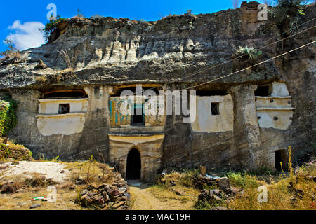 West Fassade und Eingang des orthodoxen Felsen gehauene Kirche Medhane Alem Kesho, Tigray Region, Äthiopien Stockfoto