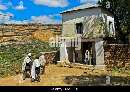 Pilger am Tor zum orthodoxen Felsen gehauene Kirche Medhane Alem Kesho, Tigray Region, Äthiopien Stockfoto
