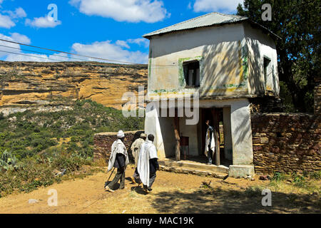 Pilger am Tor zum orthodoxen Felsen gehauene Kirche Medhane Alem Kesho, Tigray Region, Äthiopien Stockfoto