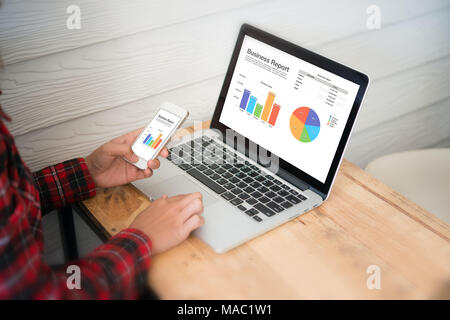 Nahaufnahme Rückansicht der jungen Geschäftsfrau arbeiten im Büro, Tippen auf Bildschirm mit Diagrammen. Wirtschaft Finanzen Konzept. Stockfoto