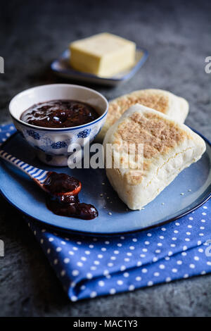 Irish Soda Farls - traditionelle Irische Fladenbrot mit Marmelade Stockfoto