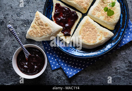 Irish Soda Farls - traditionelle Irische Fladenbrot mit Marmelade Stockfoto