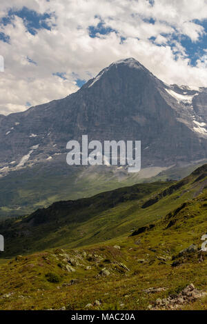 Die majestätischen Nordwand des Eiger (3967 m - 13015 ft) unter einem bewölkten Himmel im Sommer. Von Mannlichen gesehen. Berner Alpen, Schweiz Stockfoto