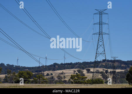 Strommasten und Windkraftanlagen in Inverell in New South Wales, Australien Stockfoto