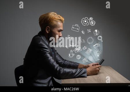 Geschäftsmann mit Smartphone mit Doodle Business Icons. Kommunikationskonzept. Stockfoto